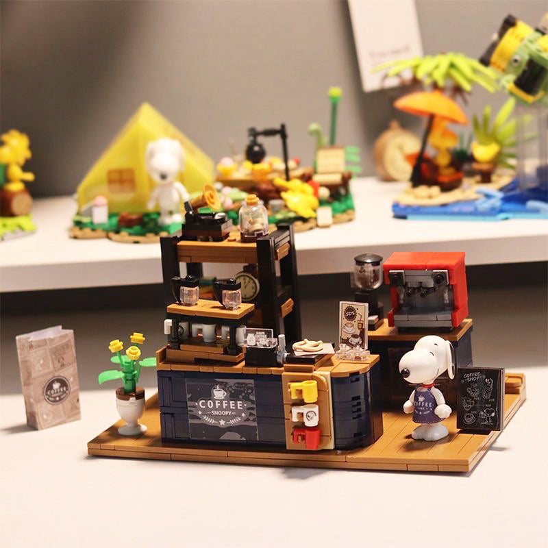Snoopy coffee shop building blocks toy set with cartoon dog figures